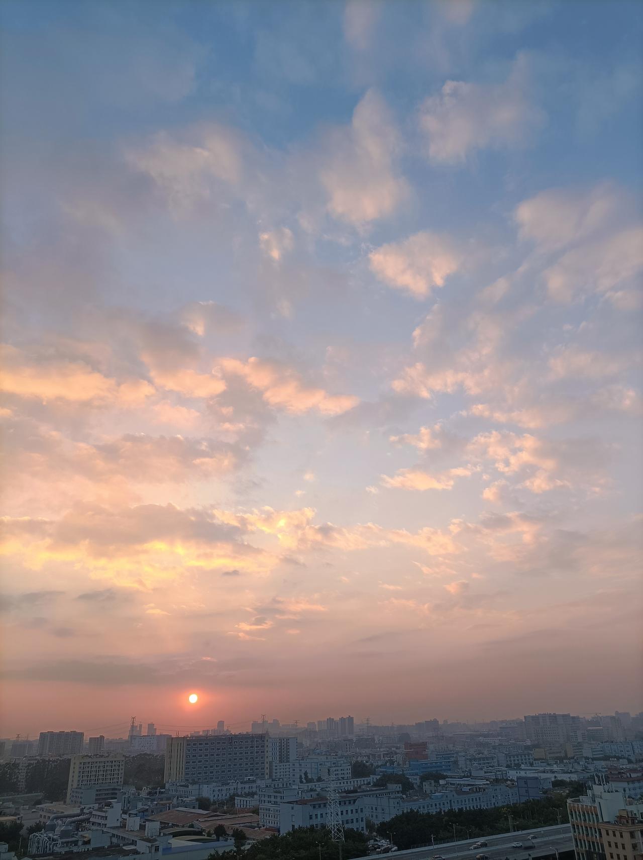 分享您拍下的风景我拍到的落日晚霞，太美了！[赞]