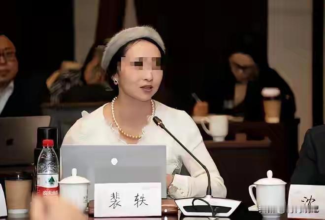 北理工裴助理教授，拥有两个英国一年制法学硕士。

在普通人看来一个留学硕士就很厉