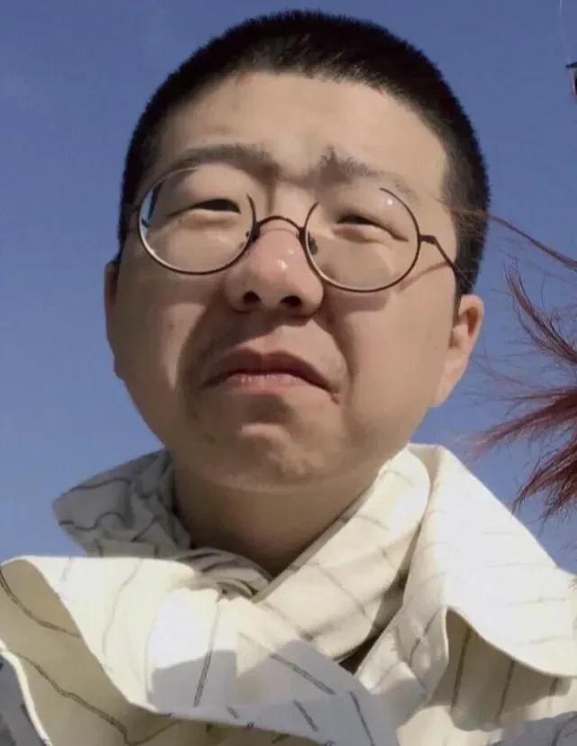 其实笑果文化旗下员工学历都很高的，像李诞、王建国、思文、程璐啊等等这些人，基本都