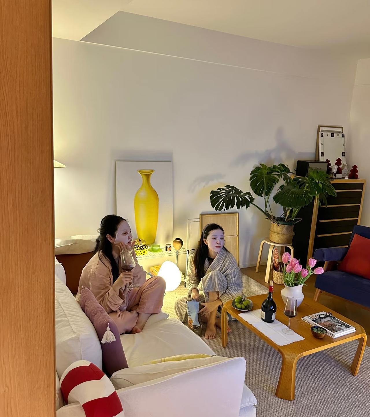 如果夫妻两个人在一起生活，平时几乎很少说话，有事说事，没事不说话，也从不闲聊，也