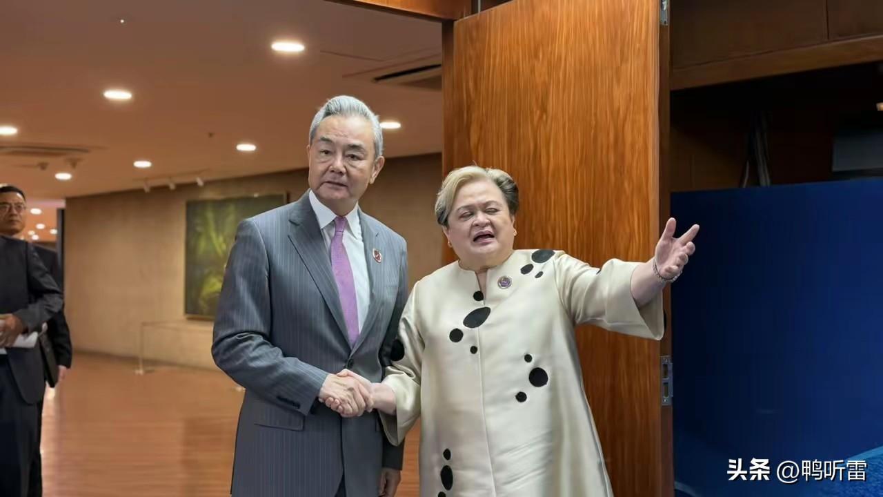 菲律宾还说自己不是猴子？他们的官员代表官方的就是猴态百出，开个东盟峰会，高调得很