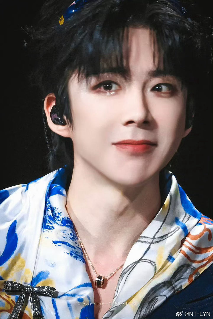 刘宇宁直播黑白撞色赛博感卷毛刘宇宁 卷毛+白衬衫+黑牛仔，刘宇宁今晚这一身直接把