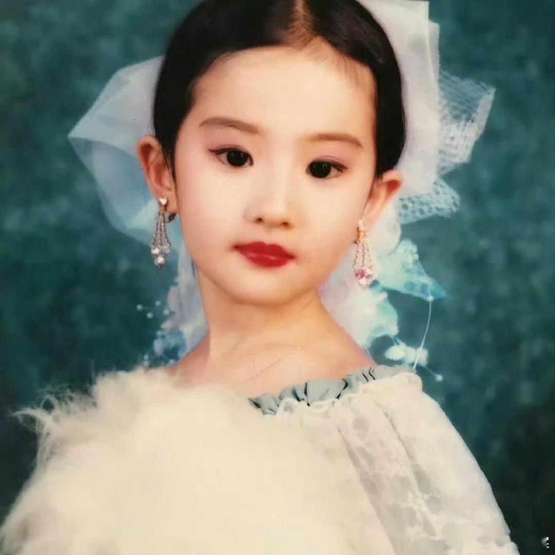 刘亦菲幼儿园就是高颅顶幼儿园时期就拥有饱满高颅顶，天生头包脸头骨，骨相优势从小就