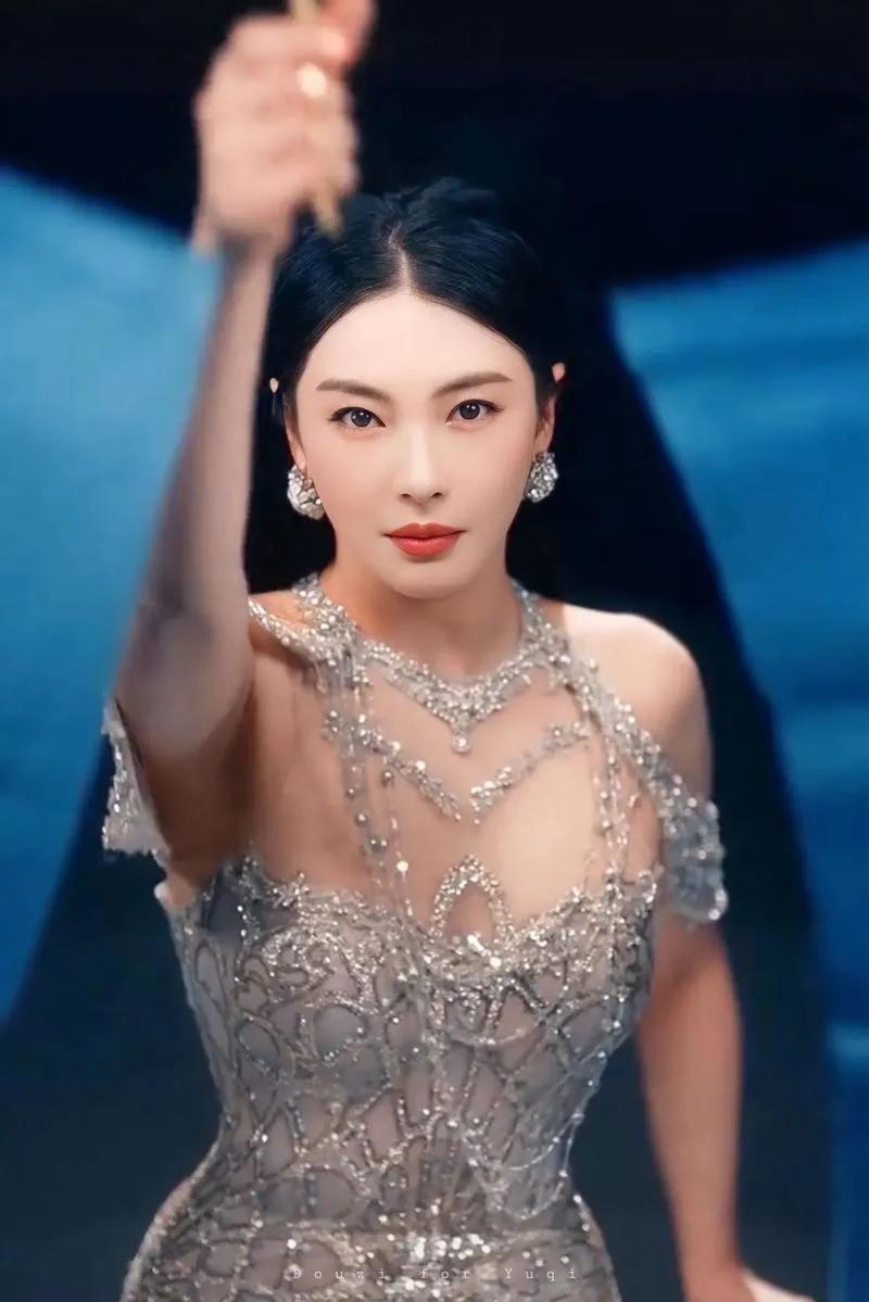 近日，张雨绮被前夫袁巴元前妻葛晓倩实名举报代孕，再度引发舆论哗然。葛晓倩称张雨绮