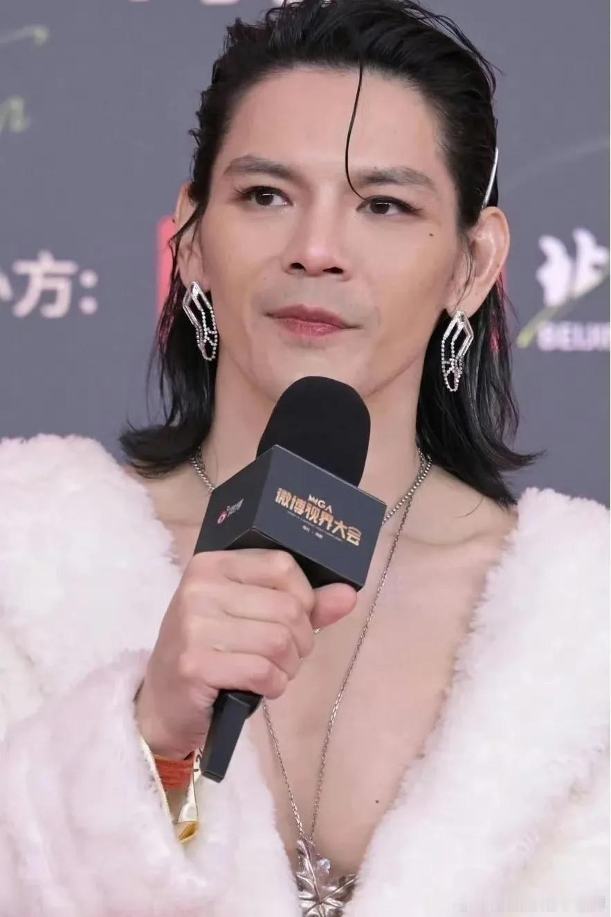 向佐一个硬汉为啥要化这么女性化的妆啊？真是搞不懂啊！ 