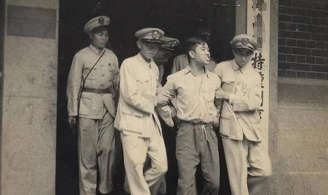 地下党被关押在破庙里，一个贼对他说：你把手表给我，再揍我两拳
1927年到192