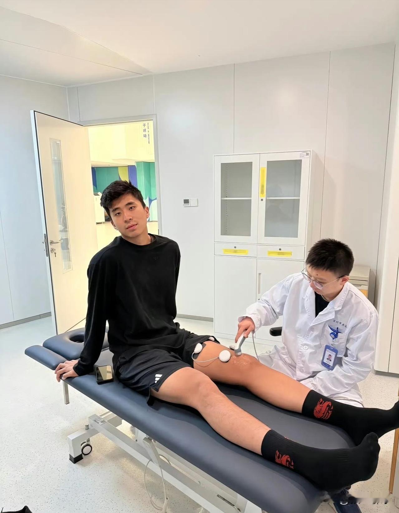 中国男排在亚锦赛前的处境跟泰国女排很像。以为争夺冠亚军的是伊朗和日本，结果中国进