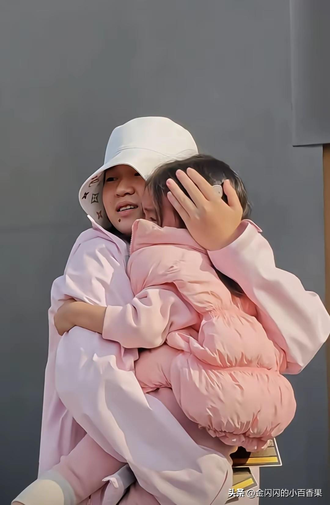 全红婵这么喜欢小孩子，一定会和张柏芝一样将来享受孩子福利，看看全红婵抱小孩的手势