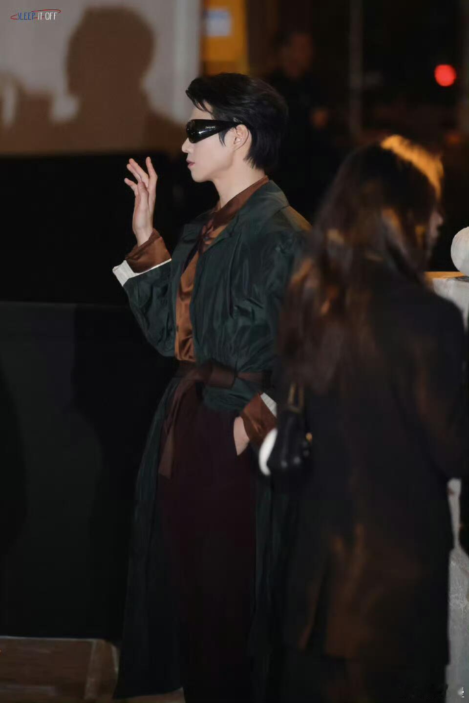 魏大勋出个国帅成这样魏大勋出国直接颜值开挂！巴黎街头的松弛型格杀疯了，外媒镜头下