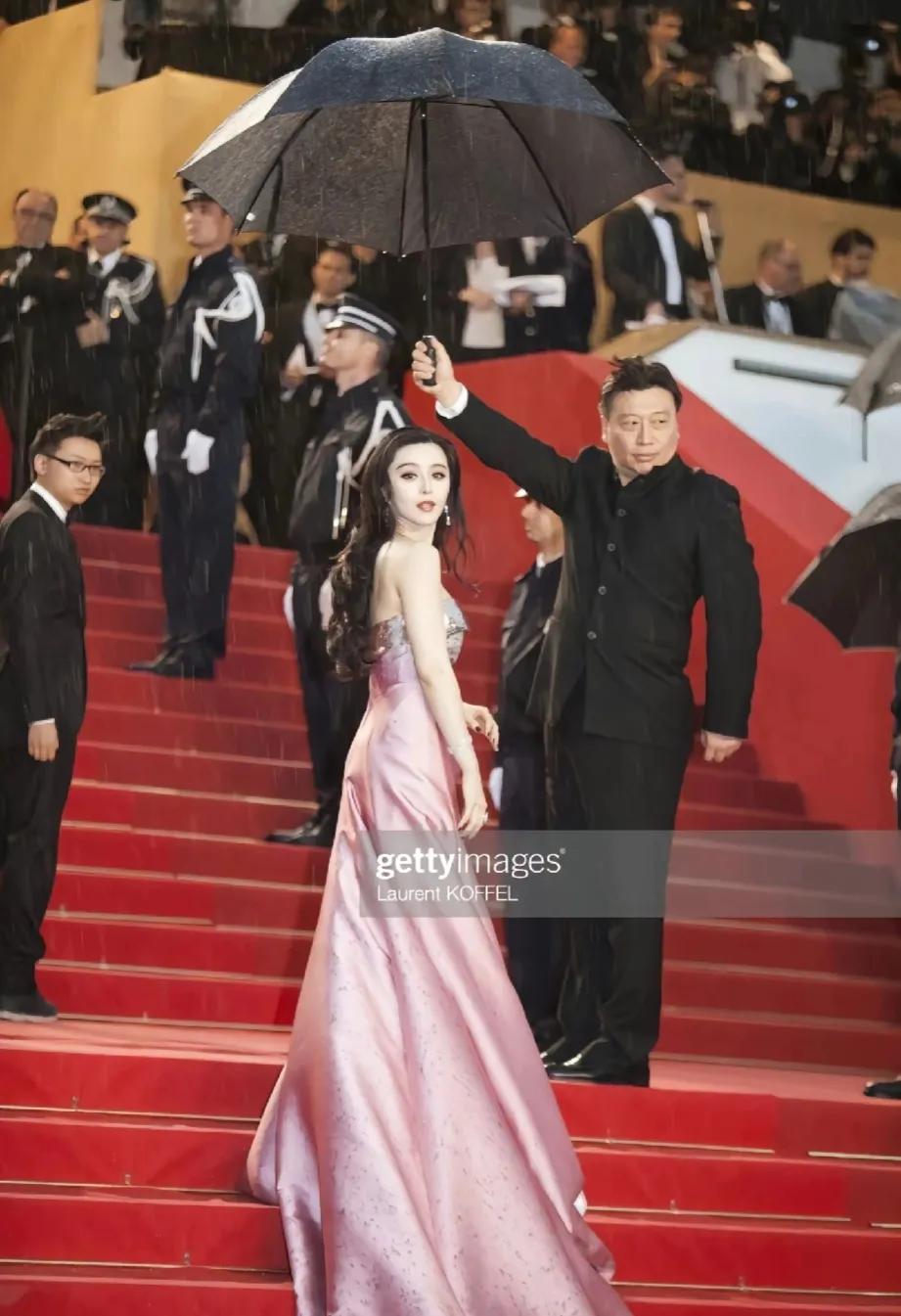 有些人，她不再出现的时候你才知道她的独一无二。她一出现，你就知道，春天从来没有百