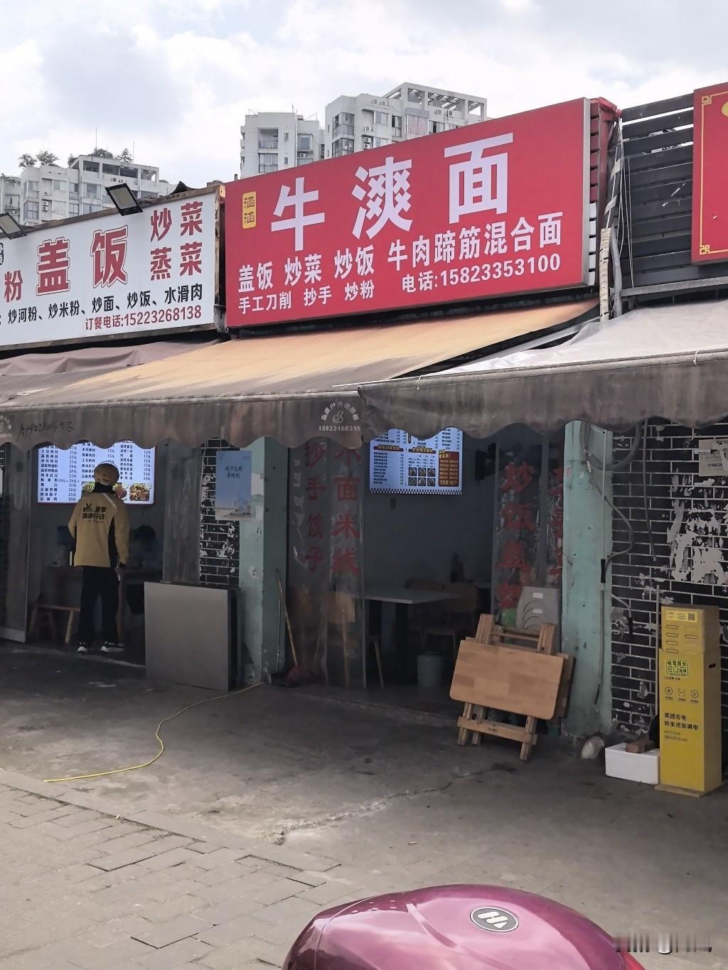 现在好多老板都说生意难做。你看大街上。逛街的人真的少。这几年市场不景气。工作不稳