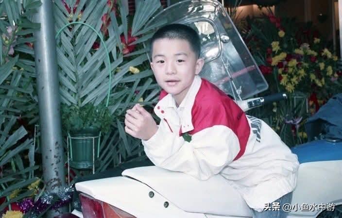 凭借《鲁冰花》中古阿明一角为人熟知的黄坤玄，于上世纪80年代中期出道。年仅8岁时