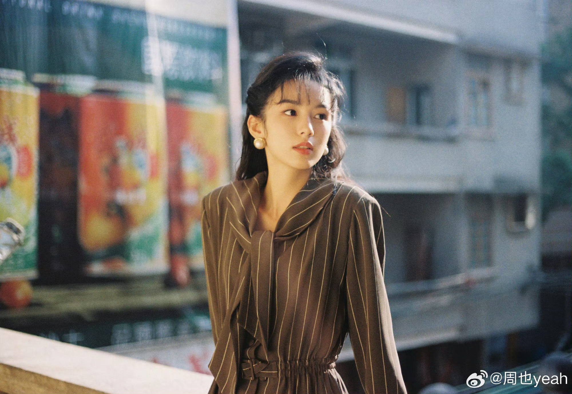 哇周也发了营业照，也太有年代感氛围了！港风条纹西装+温柔卷发，瞬间梦回80年代的