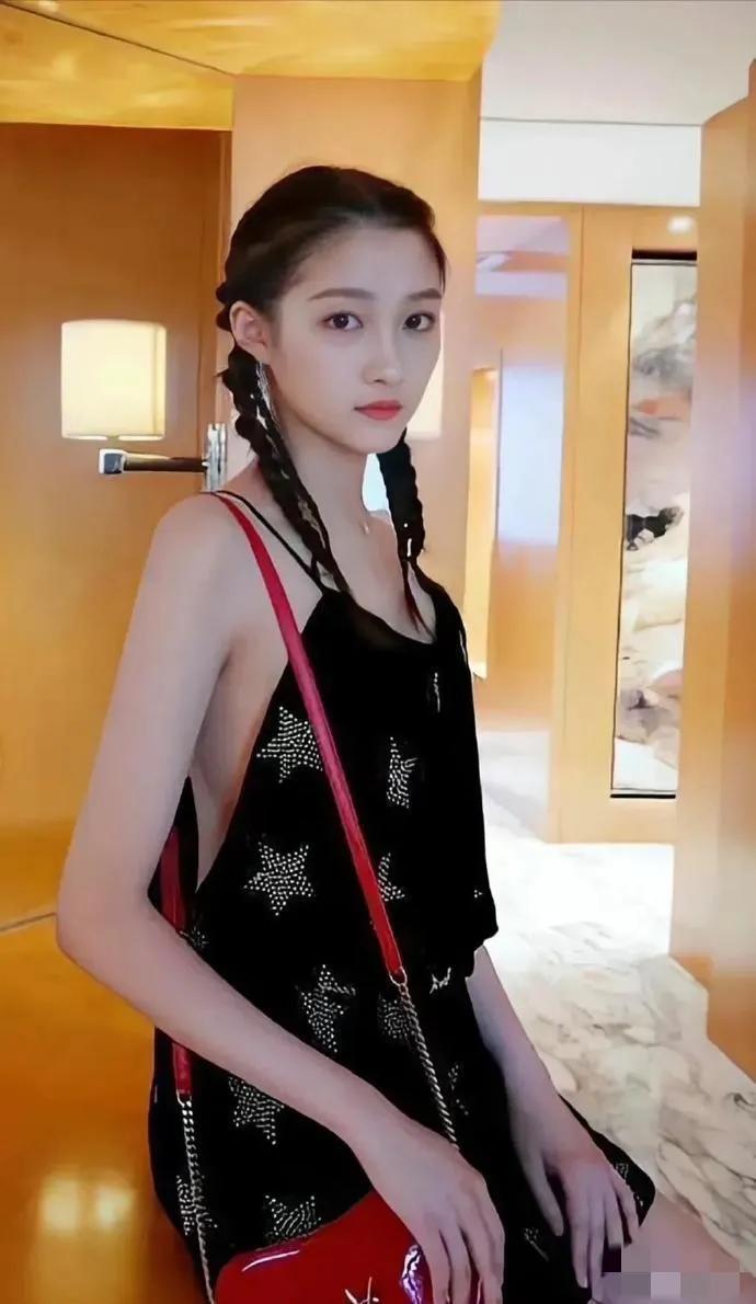 这穿搭太大胆，都不敢看！整个背露出来，能舒服吗？身材比例真好，腰细胳膊长，皮肤白