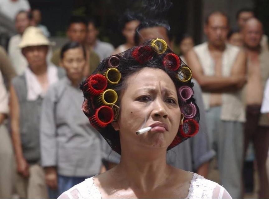 当初《功夫》投资1.4亿，“包租婆”元秋叼着一根烟陪师妹试镜，因为等的时间太久，