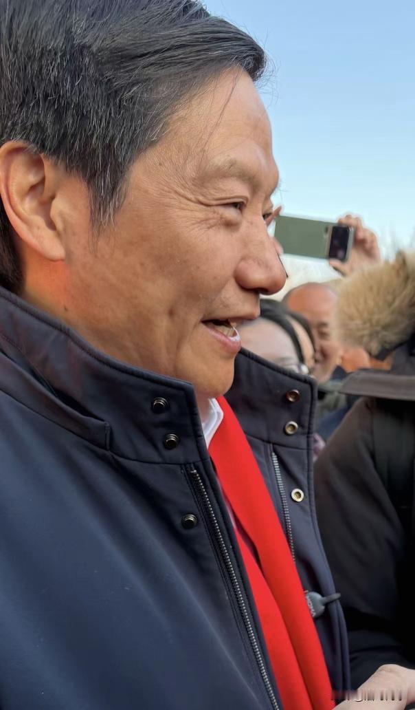 大年初八，开工大吉！
雷总给员工们派发开工红包，同时他还亲自揭晓新一代小米SU7