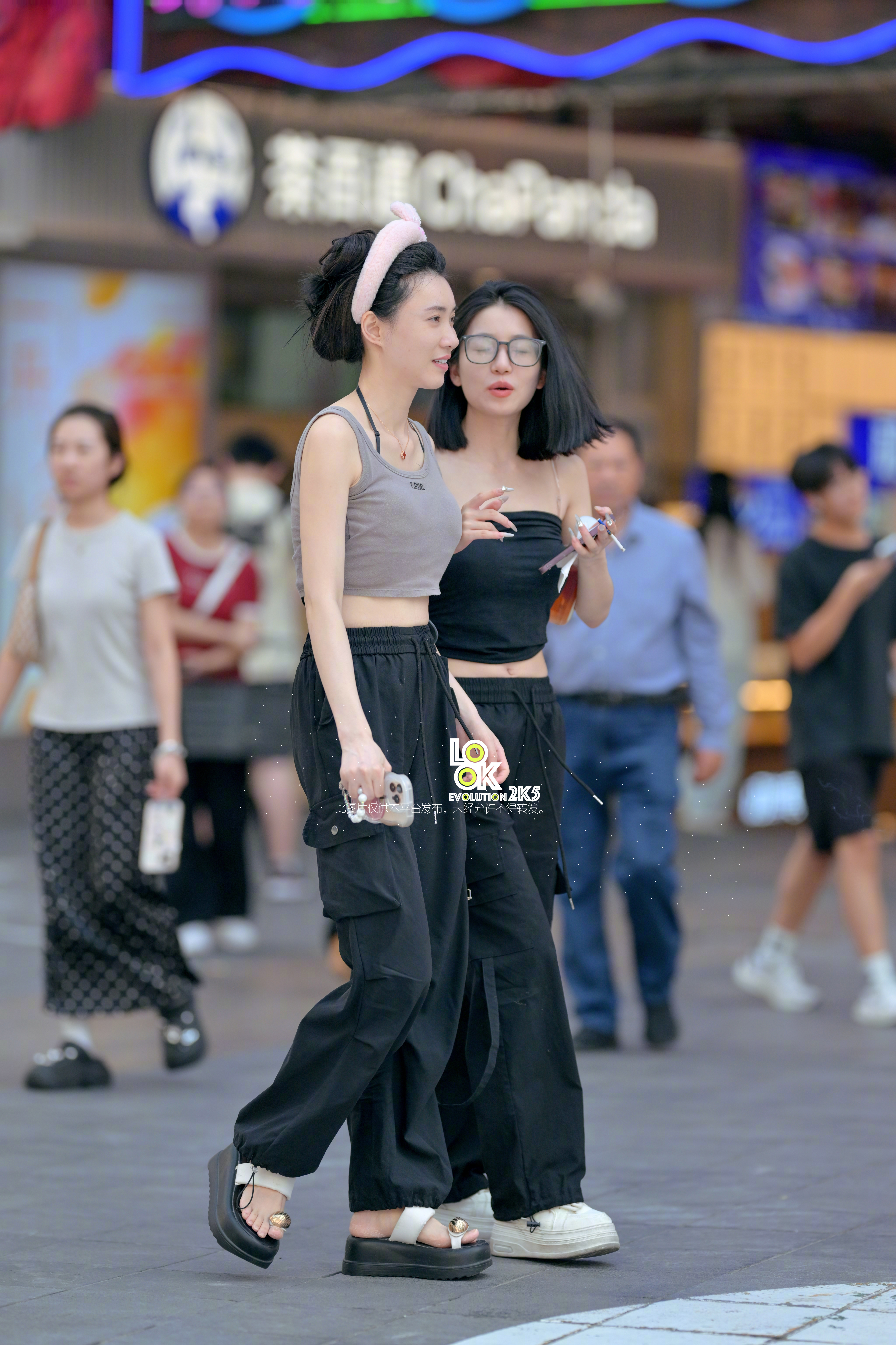 好姐妹一起逛街的快乐 ​​​