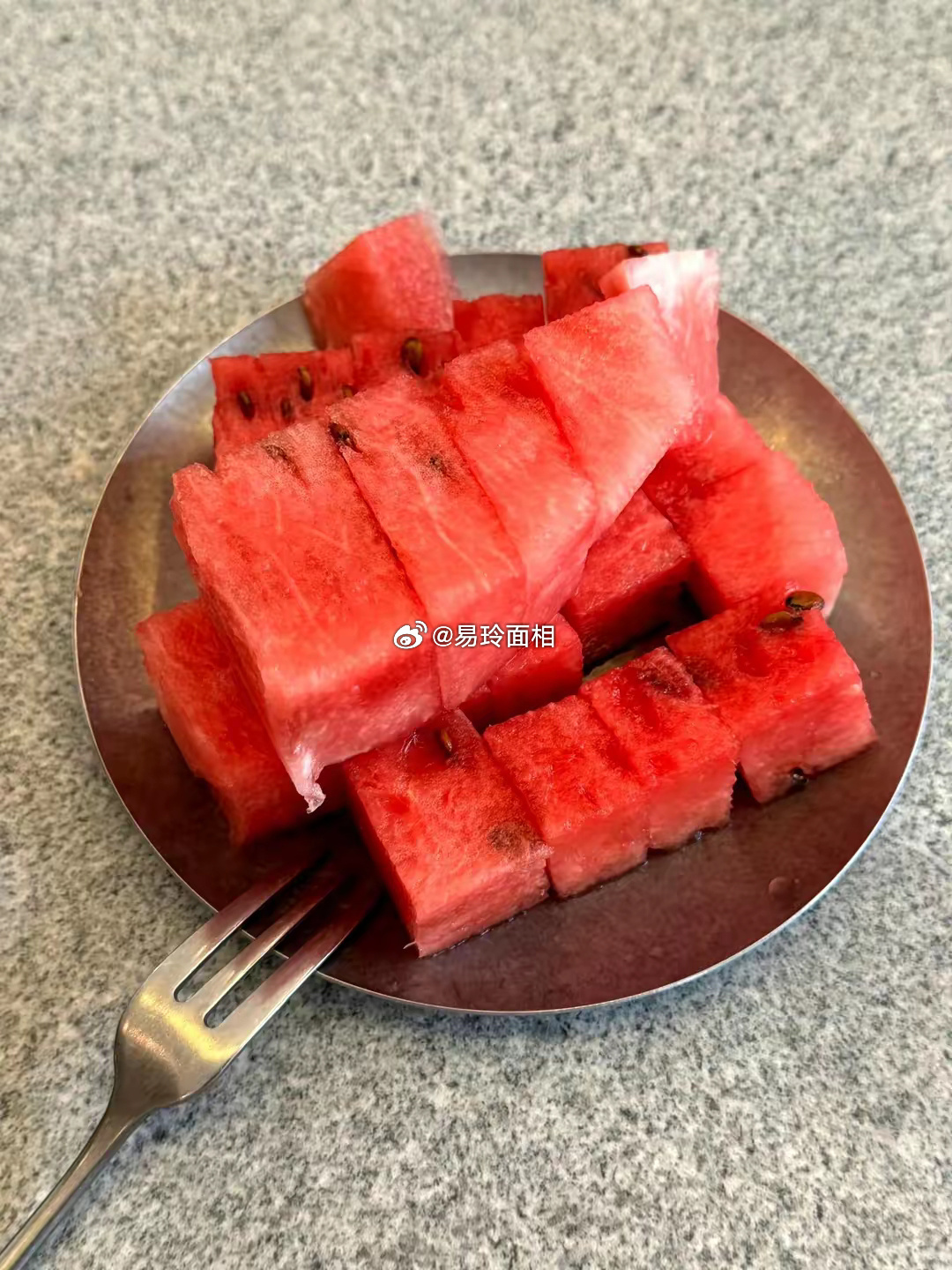 巨蟹座的人所拥有的占有欲主要表现在感情当中，他们对于自己的爱人是有着一种近乎于痴