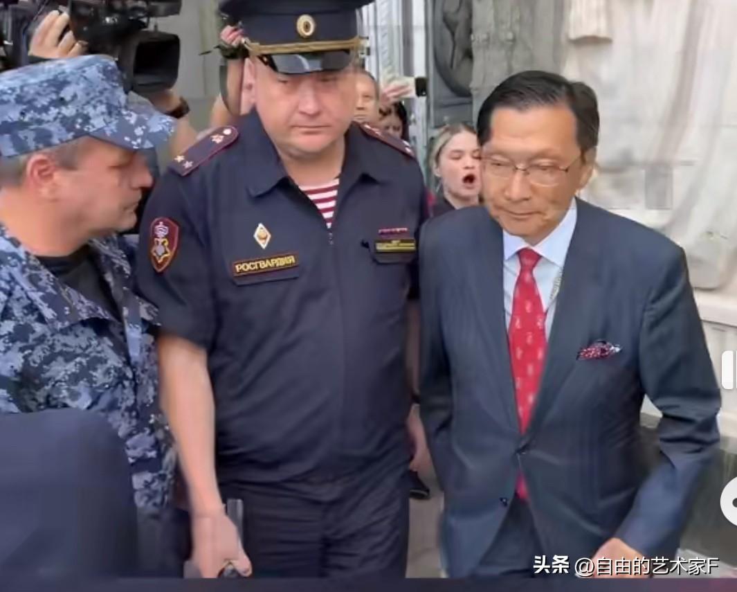 日本大使气坏了！在俄外交部被骂了25分钟，走时满脸铁青一言不发


连续两次，日