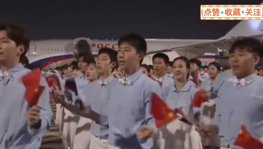 这次接机现场，学生队伍的配置，和上次重要外事活动的阵容几乎一样！我看网上说，都是