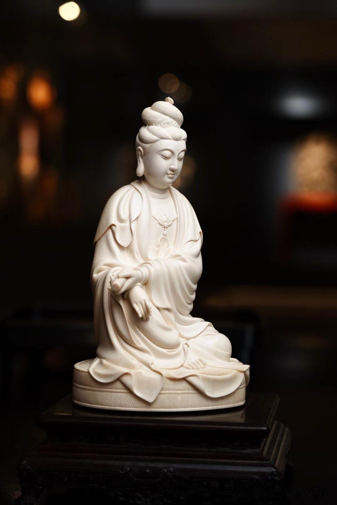 有些观音像，第一眼看的是雕工；看久了，却是在看自己的心境。

这尊自在观音，端坐