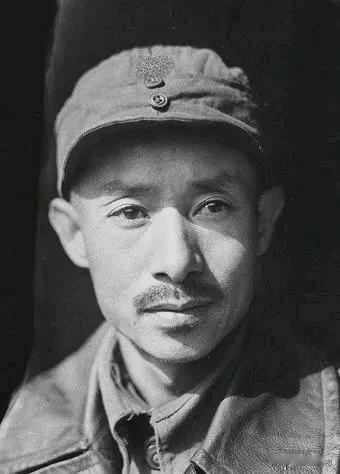 关向应，1902年9月10日出生于辽宁大连，
满姓瓜尔佳氏 。
1924年加入中