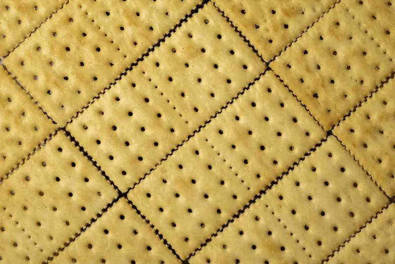 大爷意外出镜带火饼干公司宣传视频 山东济宁伟龙食品公司这波宣传真是意外之喜！老板