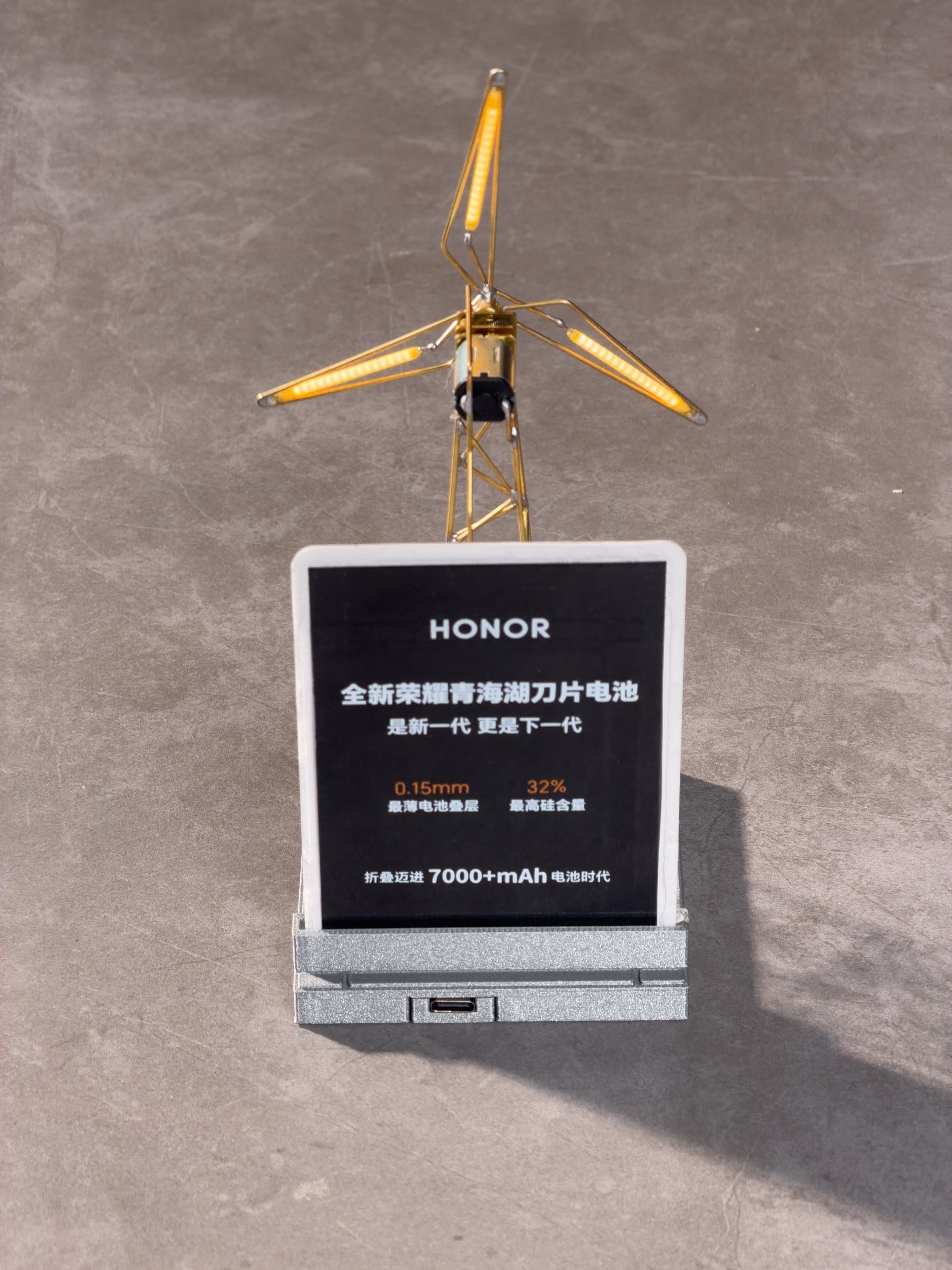 好玩！这么薄的电芯直接驱动风车、荣耀的电池太牛了