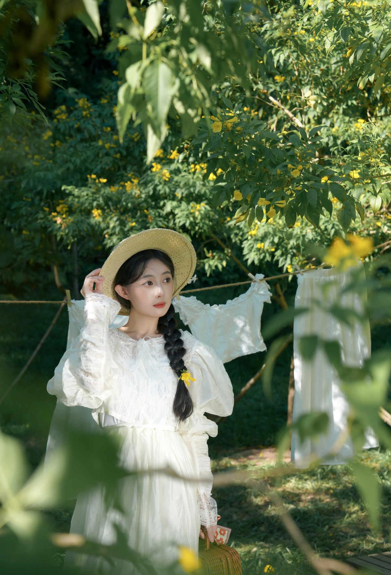 我站在绿色里，和夏天对望
深圳的秋天，
好像总要比夏天慢一点。
绿色还没有退场，