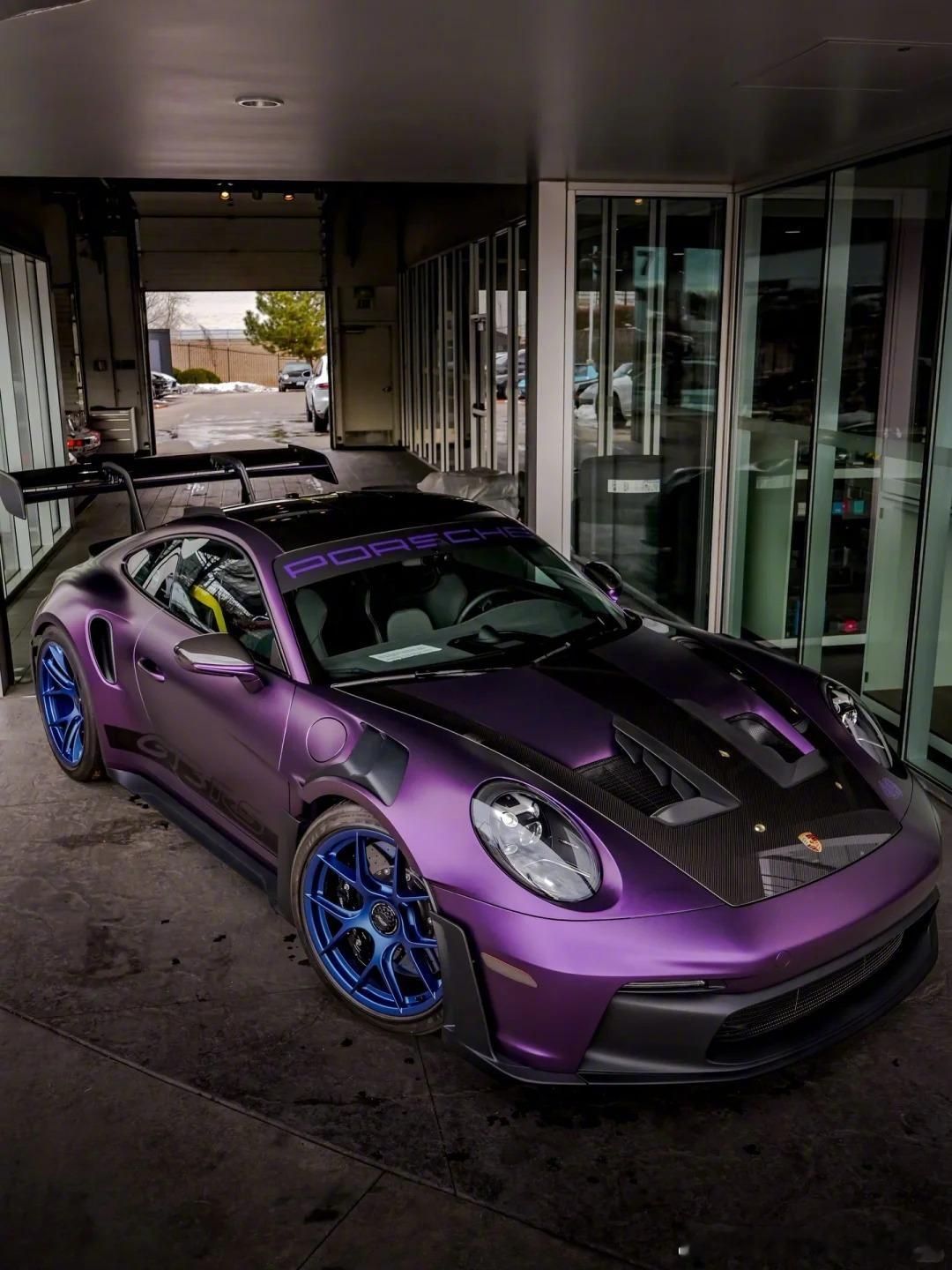 紫罗兰金属漆的保时捷992.1 GT3RS可太漂酿了