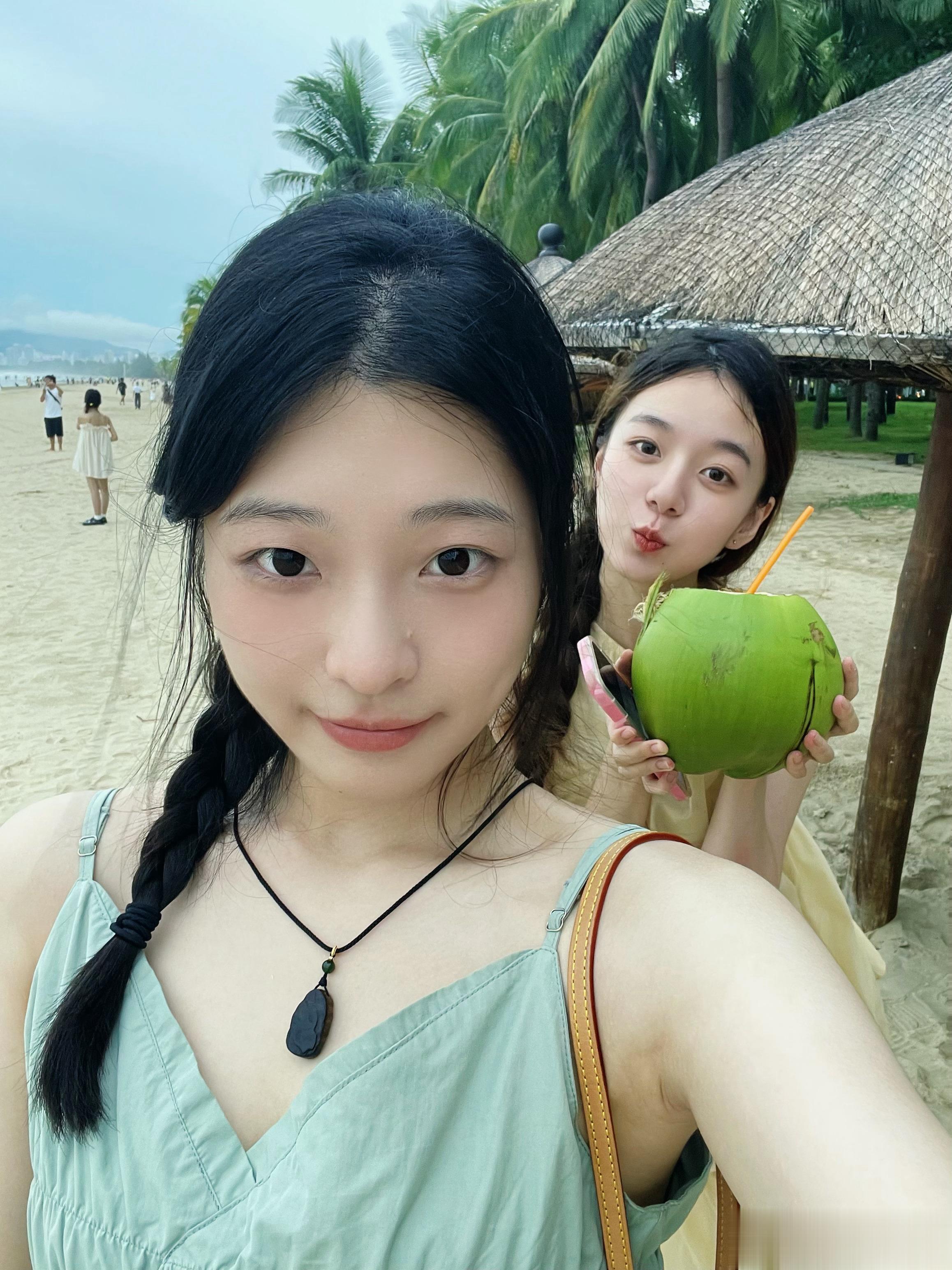 跟好朋友在海边一边散步一边听past lives是世界上最幸福的事 ​​​