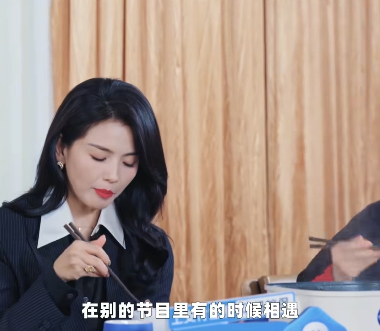 刘涛拿筷子好可爱哈哈哈哈哈 