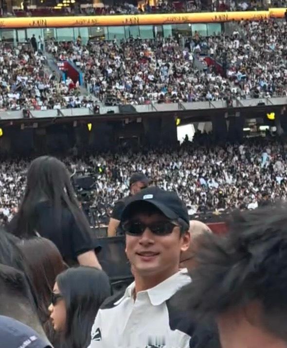 想问坐戚薇左边的左边 和她们一起来的男生是谁？和李承铉好像！ 