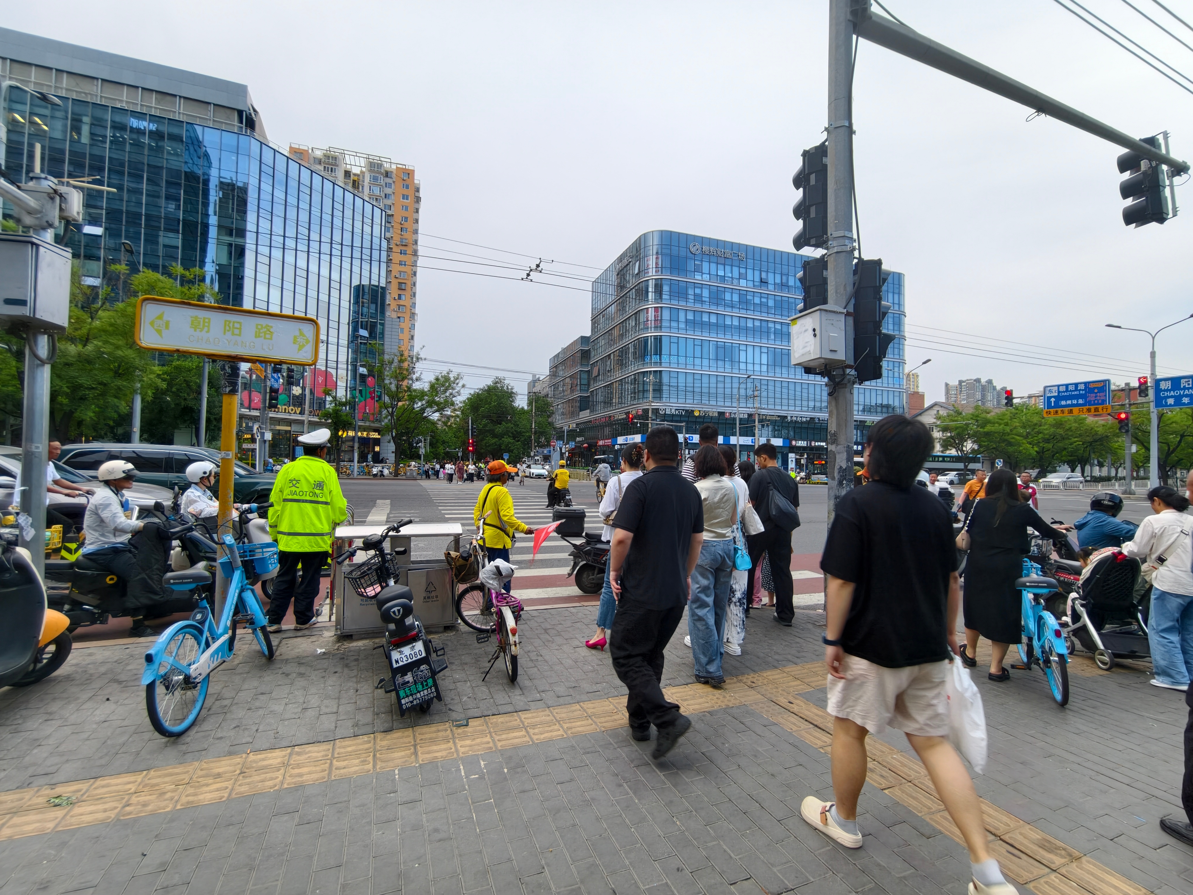 好久没来过北京了，昨天坐在路口半个小时，欣赏北京的车水马龙，人来人往，挺悠然自得