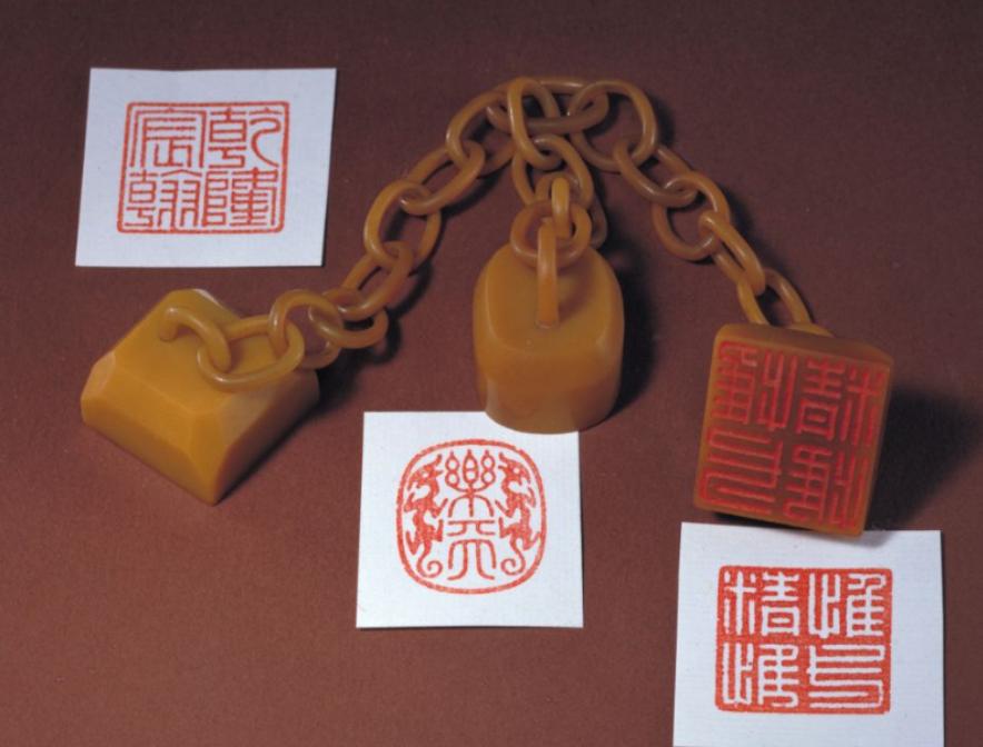 1950年，正在接受改造的溥仪听说中国要出兵援助朝鲜，突然找到看守，撕开自己的棉
