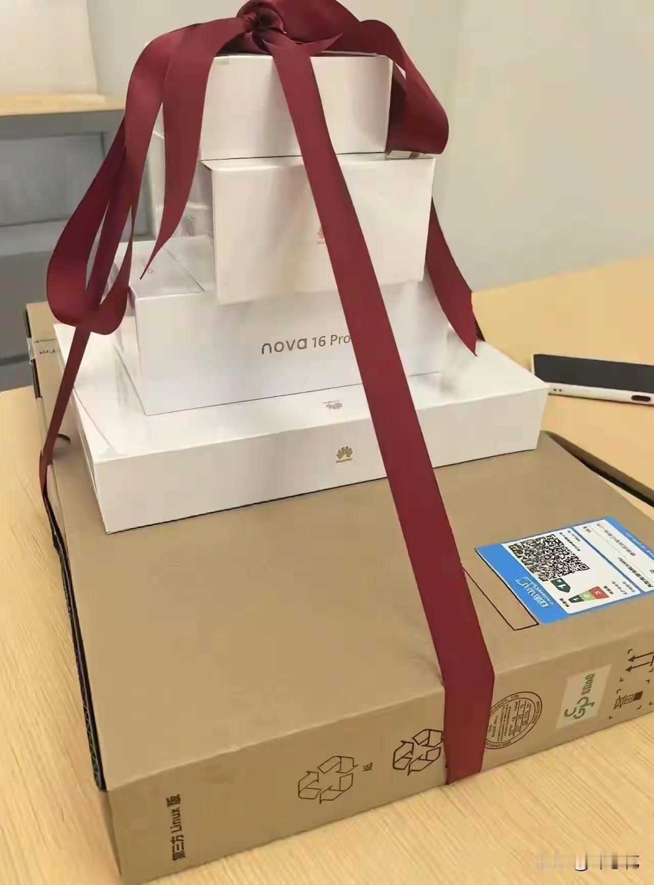 每年高考结束，电子产品迎来一波销量高峰，这个华为的全家桶套餐，有没有人知道一套多