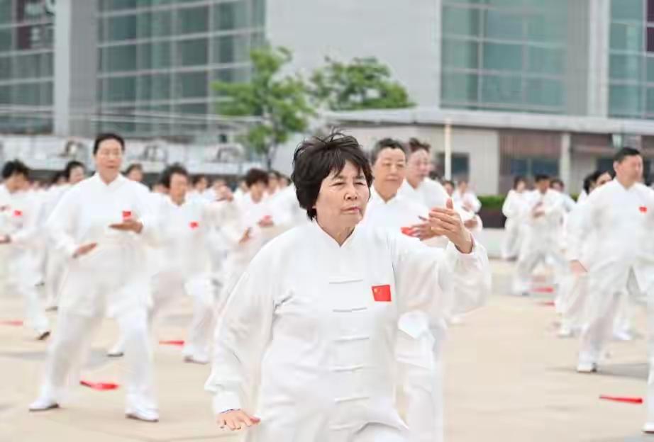 中央定调延迟退休已落地，69年以后想60岁退休，2个条件必须满足

先泼盆冷水：