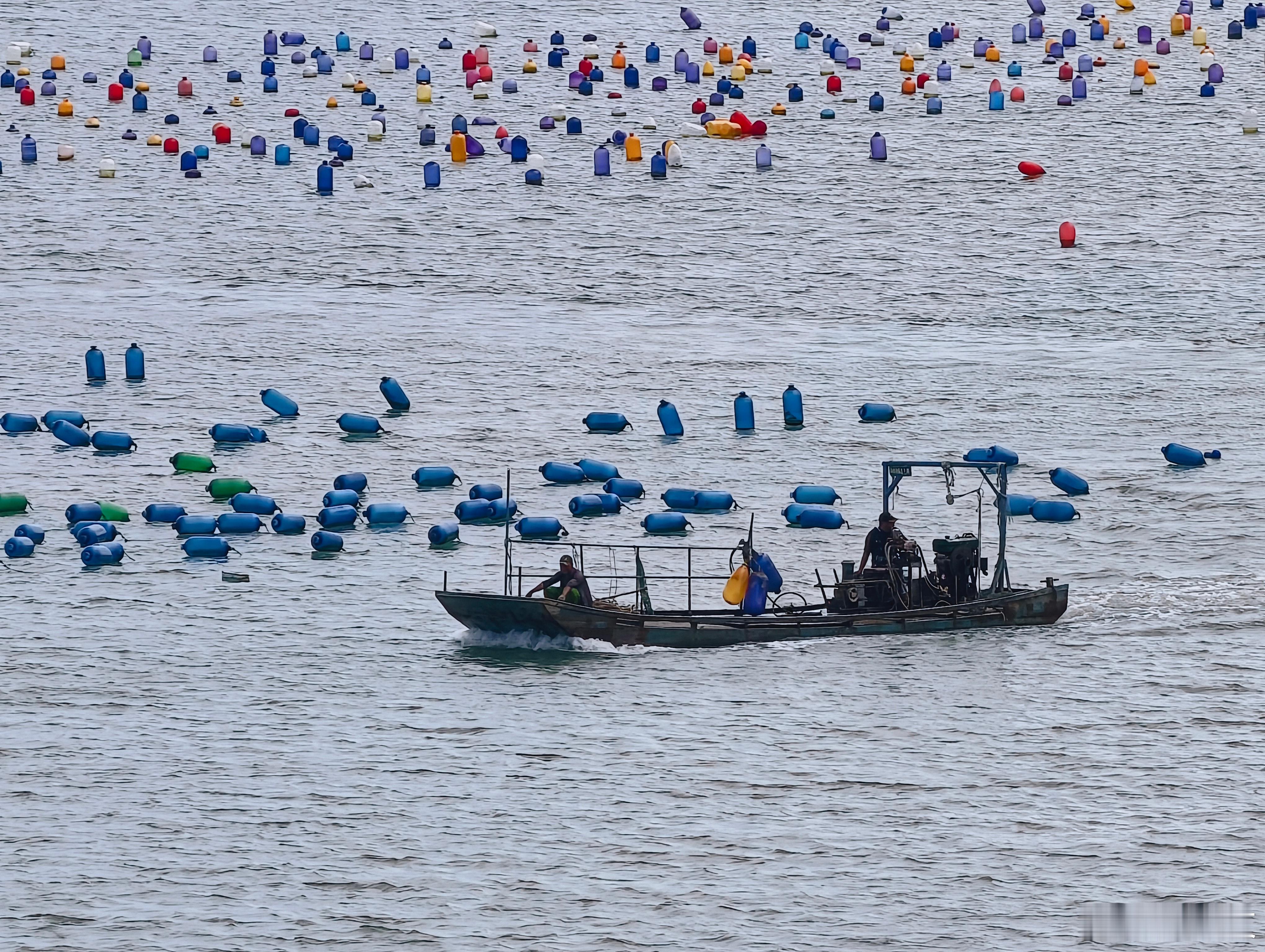 南澳岛彩虹海 潮汕人独有的海上浪漫南澳岛这片出圈的彩虹海，其实是生蚝养殖基地。海