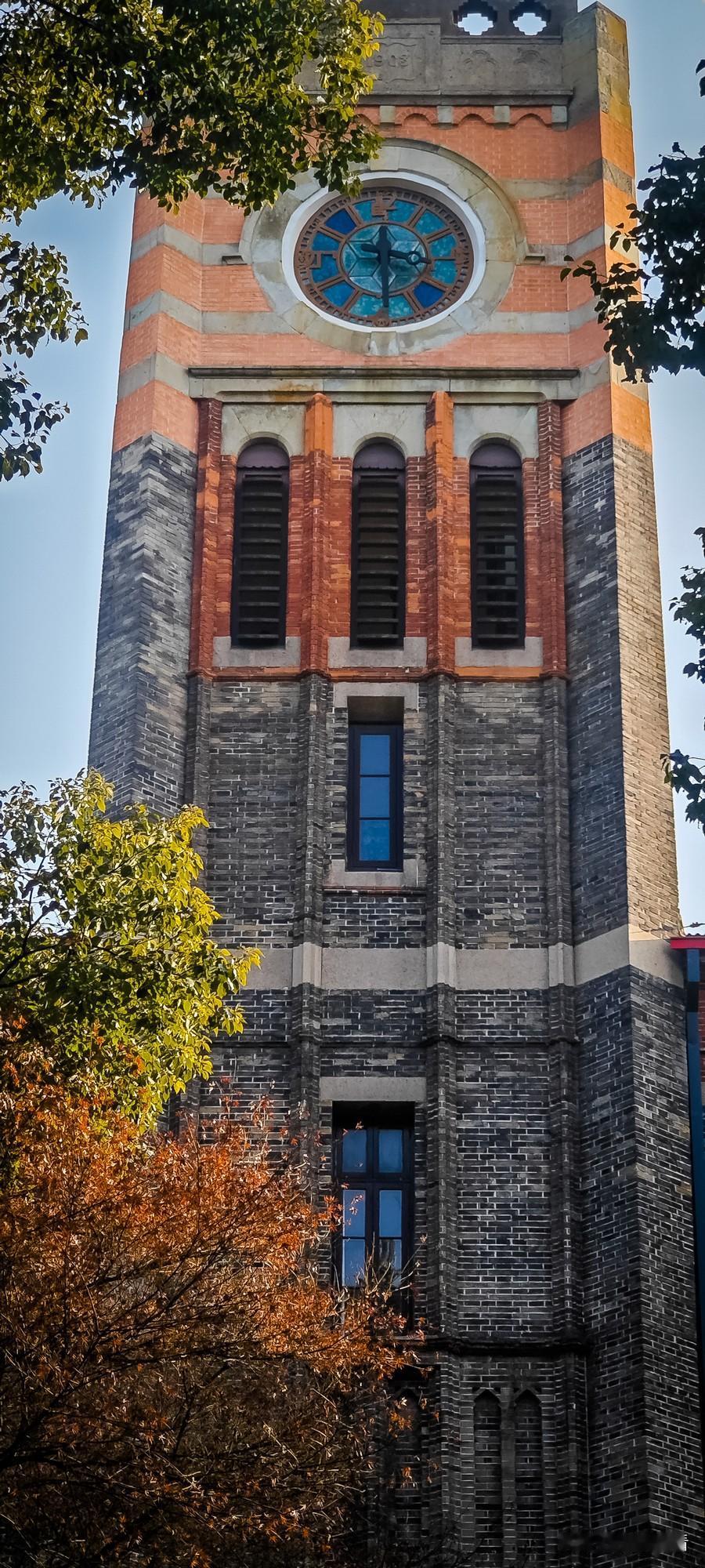 苏州大学钟楼是百年中轴线地标🕰️
 
1903年建成的林堂
为纪念东吴大学创始