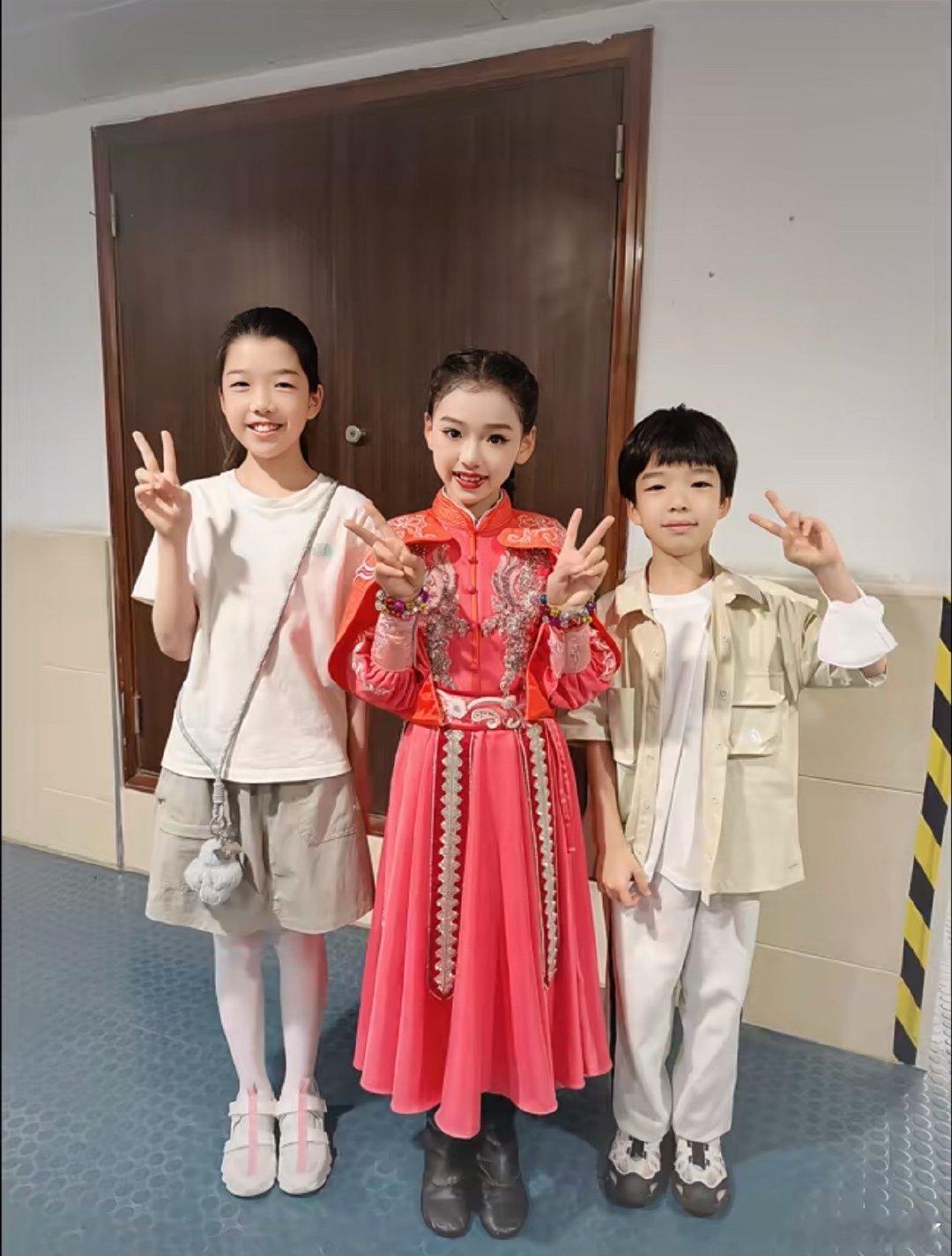 王栎鑫儿女追星小酒窝王栎鑫儿女与小酒窝同框王栎鑫儿女追星小酒窝，姐弟俩近距离见到