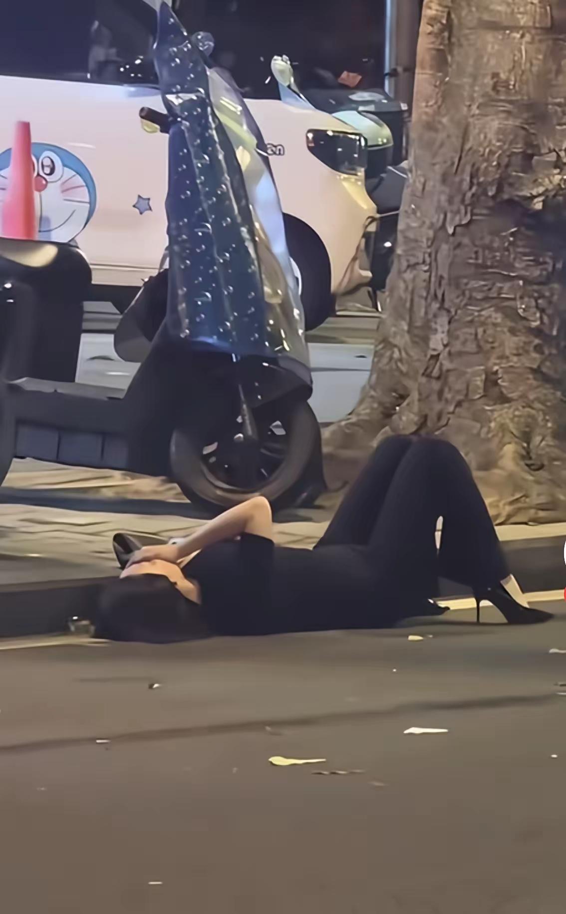 晚上往家走那段路上，瞧见一个喝大了的女人，就那么直挺挺躺在公路面上，看着挺难受的