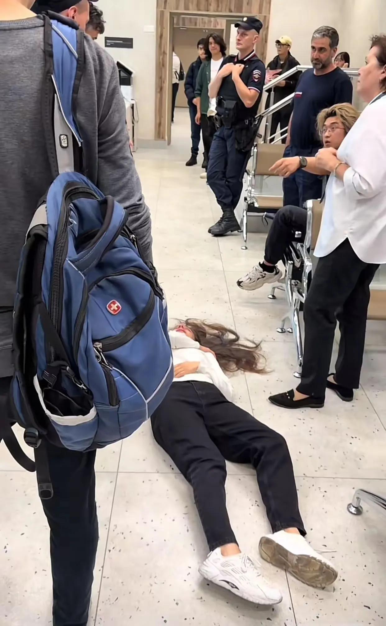 男人打女人，可耻吗？回答是不。
俄罗斯圣彼得堡。
一名中国男留学生老老实实排队，