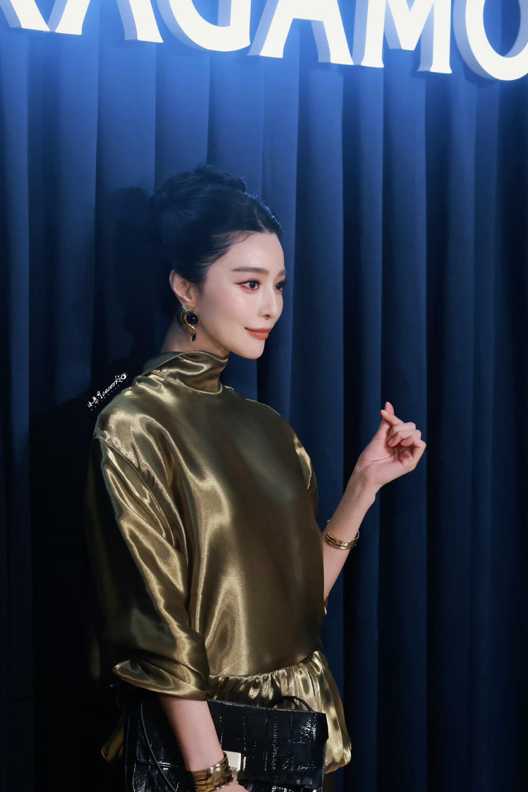 依旧美神，依旧脸颊比心🫶♥️ ​​​