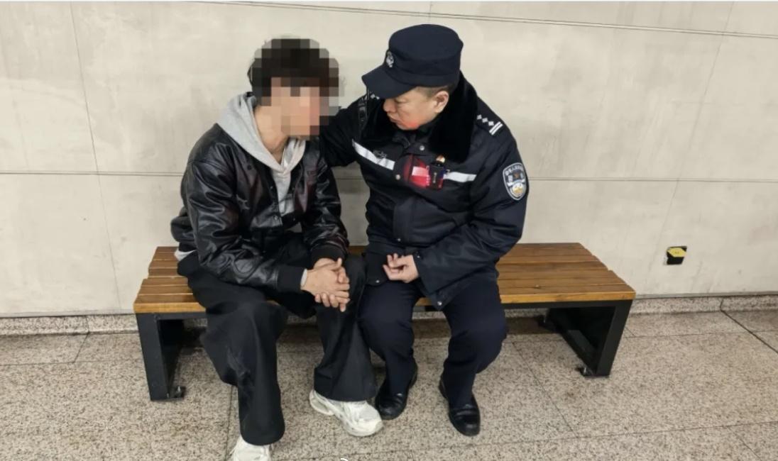 人群中的一句“警察来了”， 对普通人是安心是信赖，对我们是义不容辞的责任。@北京