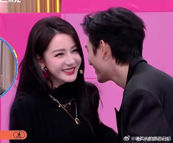 迪丽热巴陈飞宇吃同一块葱油饼你好星期六小小的分享举动，尽显两人的好关系，自然不做