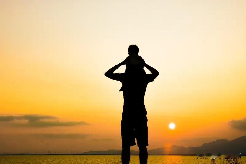 把“谢谢”和“在乎”说出口：家人做了饭、收拾了房间，别觉得理所当然，说句“辛苦了