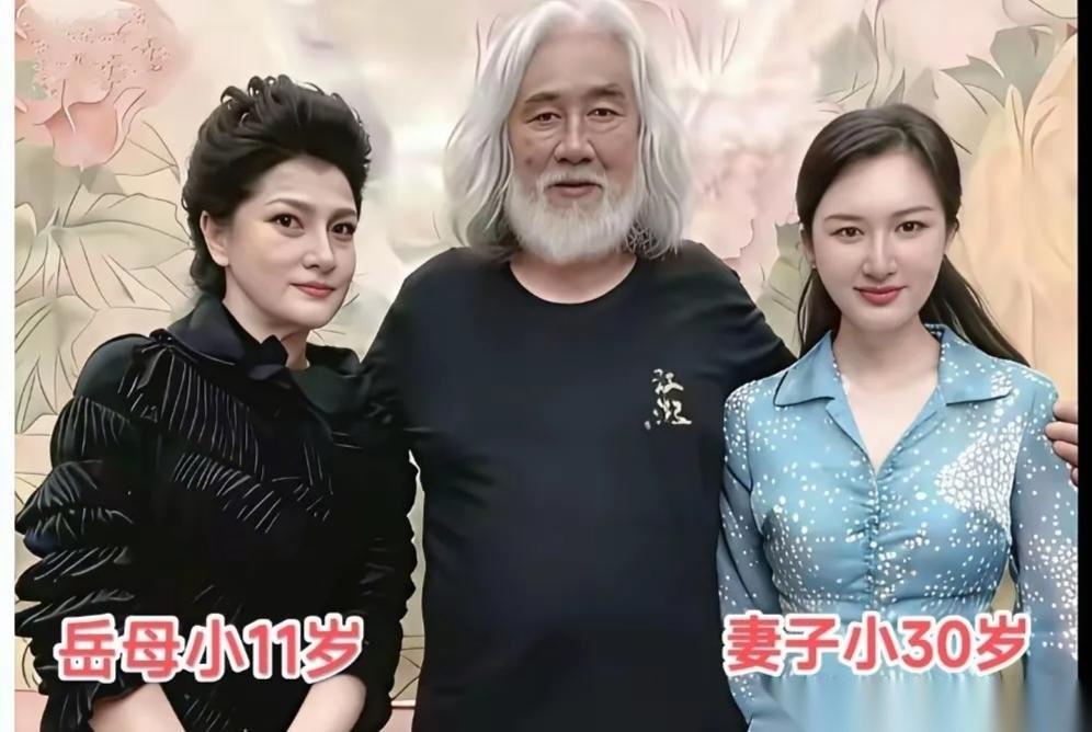 张纪中与岳母以及妻子的合影照，张纪中的年纪比岳母大11岁！这位大导的晚年实况剧，