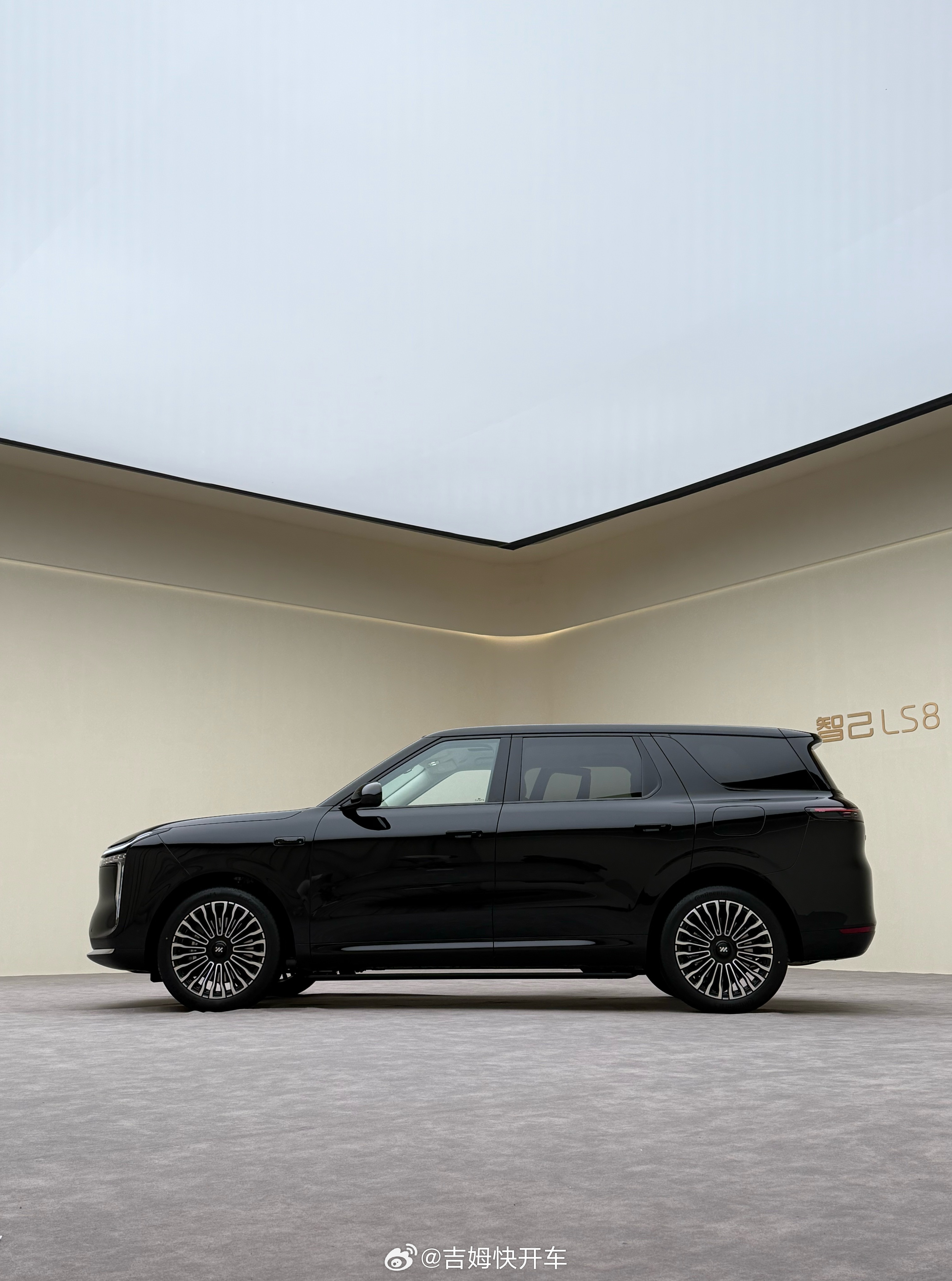 智己LS8，这不就是小了一丢丢的LS9嘛，价格给你干到30万内，你觉得会成为最强