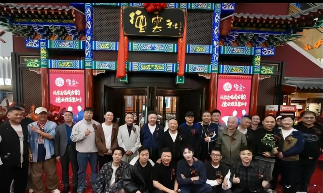成都德云社开业后长期稳定开展日常午场，晚场相声演出。同时定期安排郭德纲、于谦各队