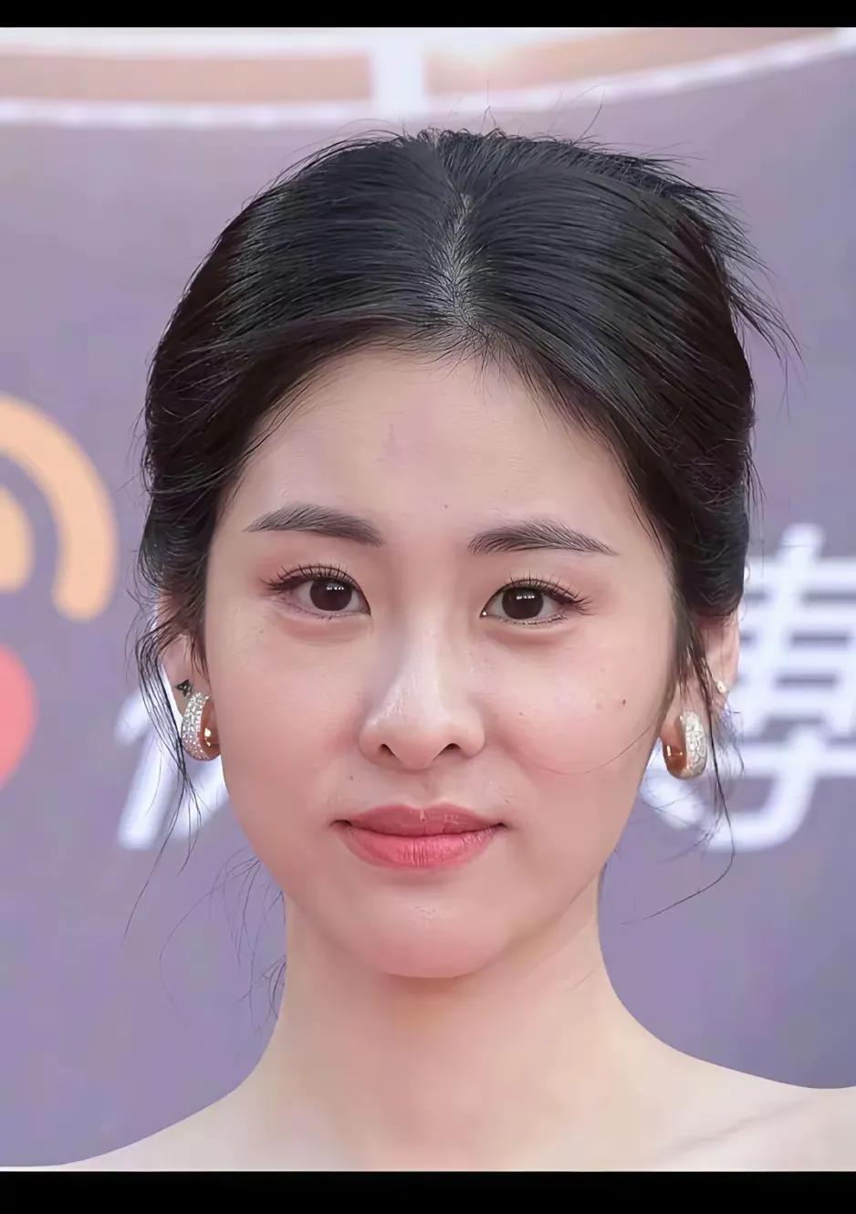 张碧晨生图！
没想到在高清镜头怼脸拍的情况下
张碧晨还是经受住了考验，
她的颜值
